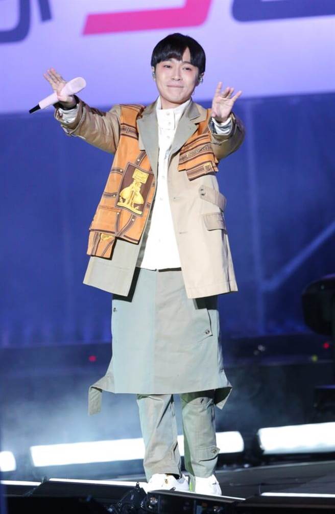 鱼丁纟与台下合唱。（吴松翰摄）