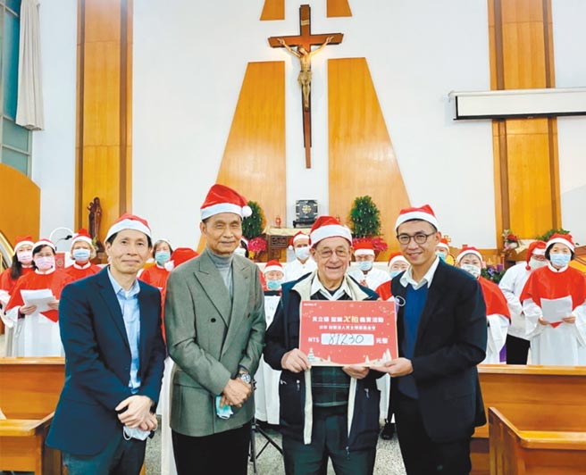 博爱基金会执行长胡宏猷（左起）、董事长杨景明、侯德发神父、副总经理邱斯宇等合影。图／贝立德提供