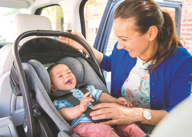 「Joie i-Level提篮式汽座」符合欧洲最新安全标准「R129」，157°倾斜平躺设计，提供宝宝舒适乘坐体验。图／业者提供