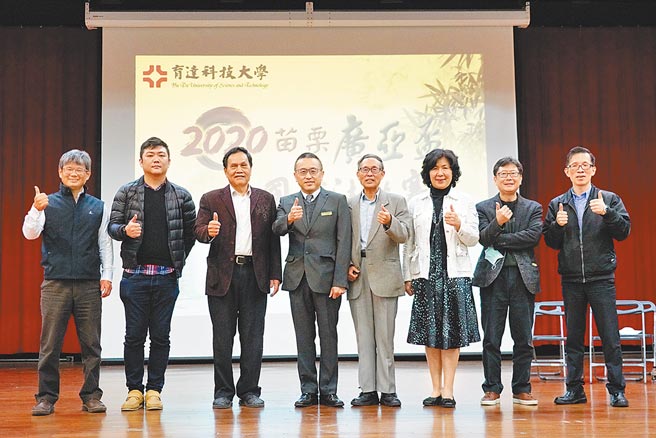 育达科大109年12月20日「2020广亚杯全国书法比赛」出席贵宾、评审老师与黄荣鹏校长（左四）合影。图／育达科大提供