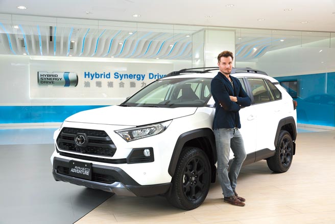 全新RAV4跃野冒险版为TOYOYA专为日本及台湾市场开发车型，以RAV4 ADVENTURE 4WD为基础，以更阳刚霸气的设计风格，提供消费者更多元的选择。图／业者提供