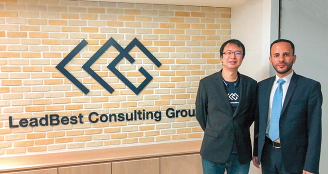 LeadBest执行长李佳宪（左）与财富杂志Javier Madero合影。图／业者提供