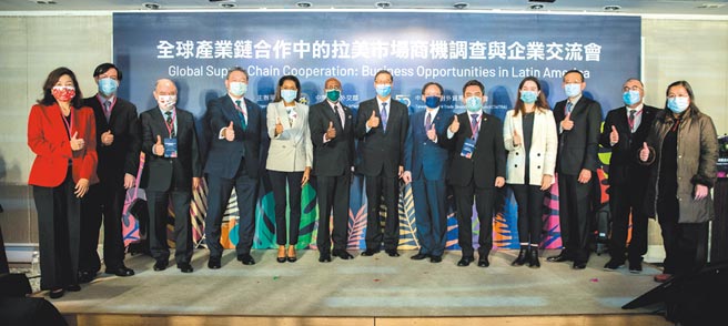 外交部次长曹立杰（右七）、外贸协会副秘书长王熙蒙（右六）与拉丁美洲八国驻臺大使、代办及代表，出席交流会。图╱外贸协会提供