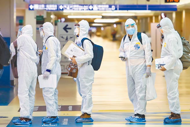 台灣出現首例英國變種病毒，中央流行疫情指揮中心宣布，明年元旦起，禁止無居留證外籍人士入境。圖為30日旅客全副武裝，做好防護裝備搭機返抵桃園機場。（陳麒全攝）