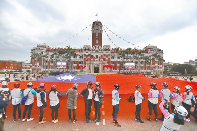 元旦总统府前升旗典礼30日进行彩排，不过，府方昨宣布取消民眾进场观礼，仅开放政府官员及受邀宾客前往，但会透过线上直播供民眾观看。（杜宜谙摄）