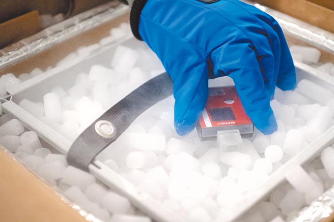 台大儿童医院院长黄立民担忧，同时採购有效性不同的疫苗，容易让民眾怀疑自己是否为次等公民，图为辉瑞疫苗运抵瑞士。（路透）