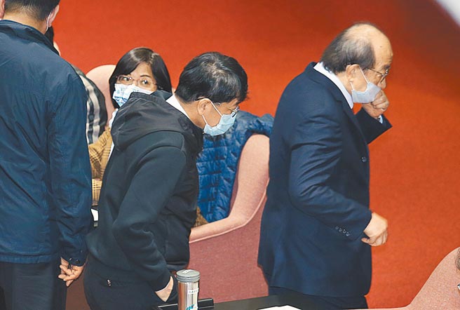 民進黨立法院黨團30日開會決議，對萊豬相關修法表決跑票的立委林淑芬、劉建國及江永昌罰款3萬元，黨團內停權3年，議場開會時，黨團總召柯建銘（右）快步經過林淑芬（左）身邊沒有理會，林淑芬則轉頭看了一眼。（姚志平攝）