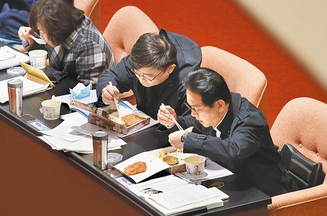 立法院30日院会，立委们中午吃院内准备的便当，立法院总务处内部会议先前亦裁示，要求明年2月便当採购要求业者提供肉品来源，立委未来将避免吃到莱猪食品。（姚志平摄）