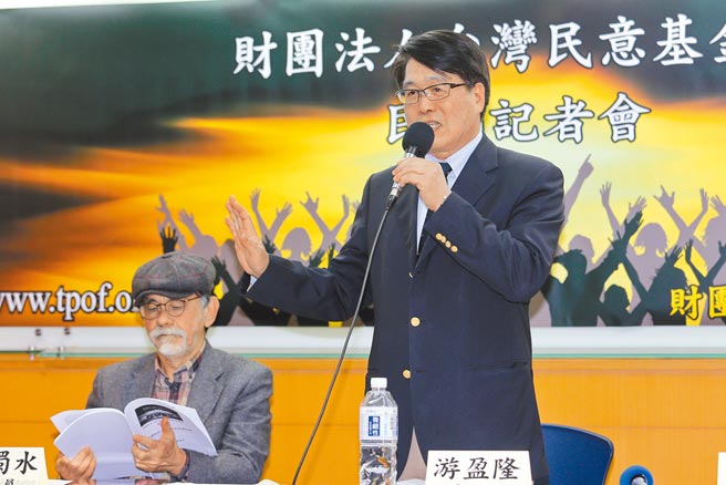 台湾民意基金会董事长游盈隆（右）才称蔡英文总统第二任蜜月期结束，他在民视经营4年的政论节目被停播，被疑时机真巧。（本报资料照片）