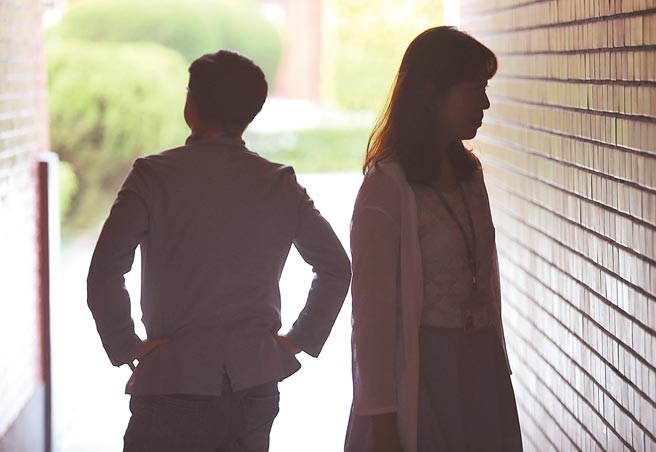 「民法第1030条之1修正草案」昨三读，对未来夫妻离婚财产分配争议，法院得视双方家庭贡献等因素，调整分配或免除分配额。（本报资料照片）