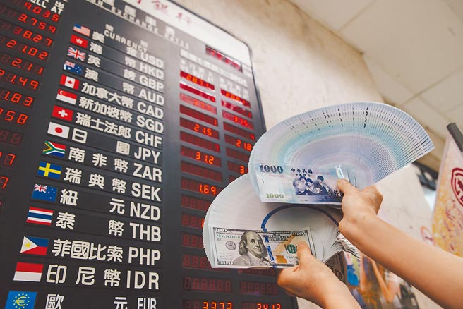 决战封关时刻，出口商卯起来抛匯，加上外资匯入力道有增无减，新台币昨日盘中再度衝破28.1元，让央行绷紧神经。（本报资料照片）