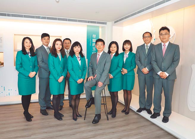 玉山金控、玉山银行及玉山证券同获中华公司治理协会CG6012公司治理制度评量「特优」肯定，玉山银行董事长黄男州（右五）、金控总经理陈美满（右六）与团队合影。（玉山提供）