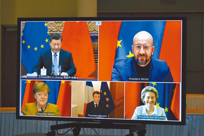 中国国家主席习近平（左上）、欧洲理事会主席米歇尔（右上）、以及德国总理梅克尔（左下)、法国总统马克洪（下排中）和欧盟执委会主席冯德莱恩，昨举行重量级视讯会议，共同见证中欧签署歷史性投资协定。 （美联社）