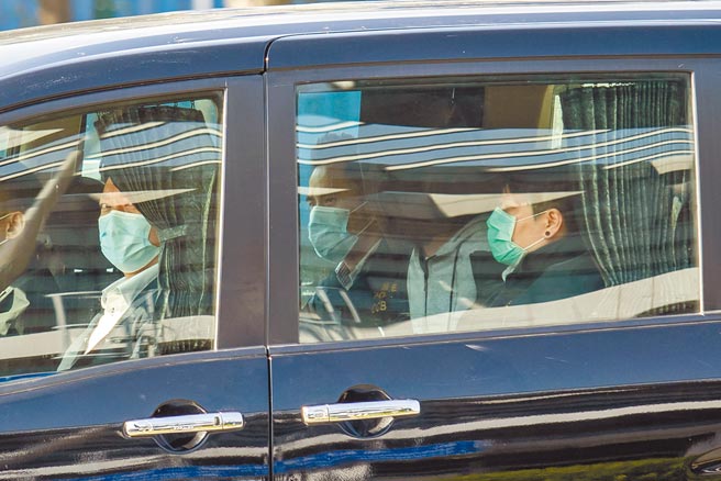 12名港人涉嫌偷渡赴台昨日判刑。有2名未成年嫌犯不作起诉，2人昨日已移交港警。（美联社）