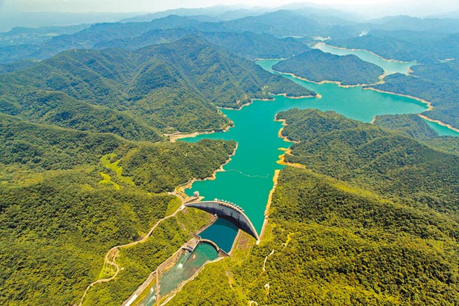翡翠水库遭不肖业者弃置大批印刷废液，北检起诉威升、瑞丰8家公司、7名业者，图为水库空拍画面。（台北翡翠水库管理局提供）