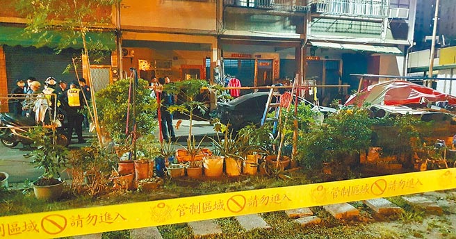 凤山分局五甲所副所长吴建铭拦查李姓窃盗通缉犯座车，李竟倒车衝撞，警方随即开11枪仍被其逃逸，不久找到该车，前座2人逃之夭夭，后座有具尸体，疑遭警开枪击中身亡，目前正全力追捕中。（翻摄照片／刘宥廷高雄传真）