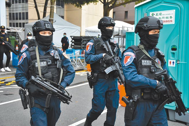 台北市刑大特勤中队干员，荷枪实弹在跨年晚会会场仔细检查，加强维安工作。（警方提供／林郁平台北传真）