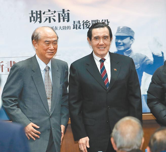 前總統馬英九（右）30日出席「胡為真新書發表會」，向胡為真（左）致意。（劉宗龍攝）