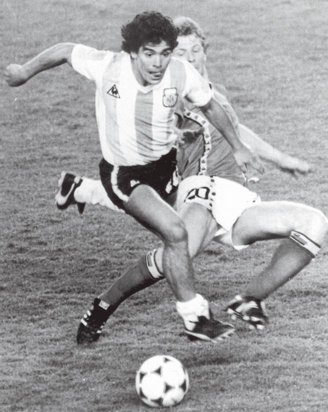 马拉度纳（左）在1982年世界杯足球赛崭露头角，86年世足赛进一步成为表现最出色的球员。（美联社资料照片）