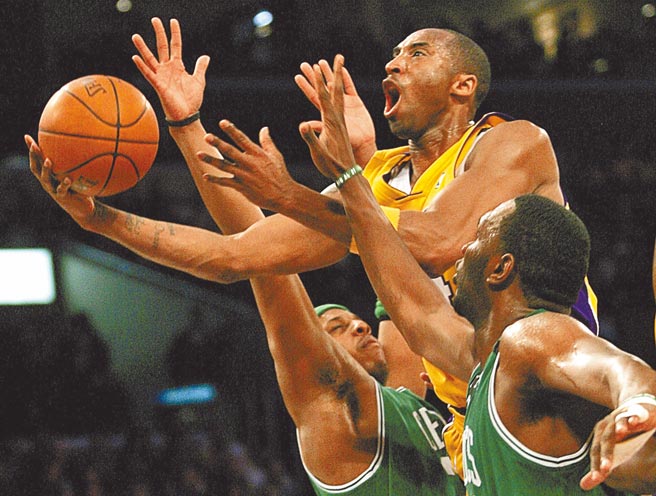 「小飞侠」布莱恩（持球者）拥有5枚NBA总冠军戒，是NBA史上最伟大的球员之一。（美联社资料照片）