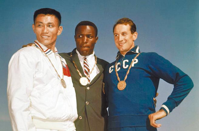 1960年罗马奥运击败杨传广（左）夺得男子十项全能金牌的美国传奇人物强生（中）今年过世。（美联社资料照）