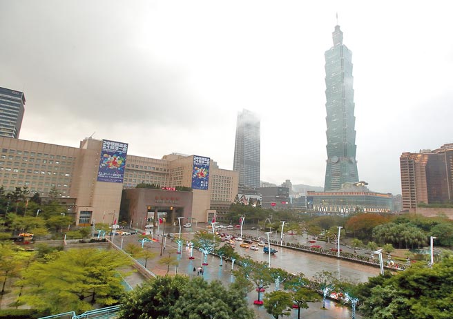 北市跨年晚會採實聯制入場，但議員質疑系統未和警局連線，無法阻攔居家隔離、居家檢疫者。圖為市府前廣場。（鄭任南攝）