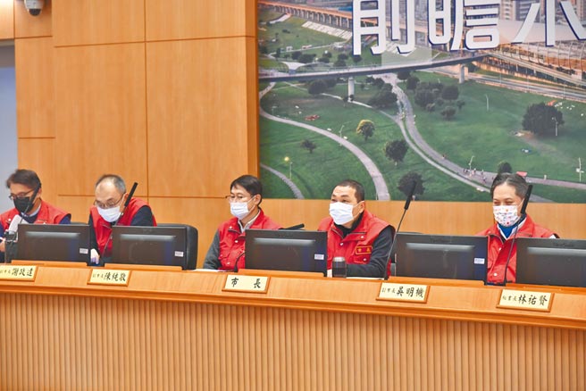 新北市长侯友宜30日宣布重启「人潮仪表板」机制，提供亮灯预警。（叶德正摄）