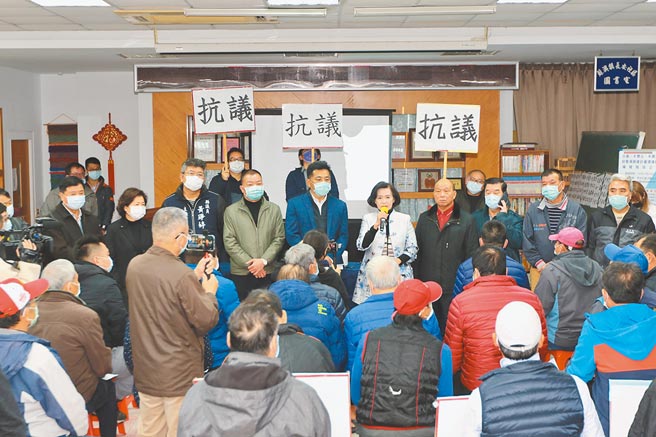 计画在彭佳屿、棉花屿及花瓶屿附近海域设置发电风场的业者，30日到宜兰举办座谈，地方民眾、渔民强烈反对。（苏澳区渔会提供／胡健森宜兰传真）