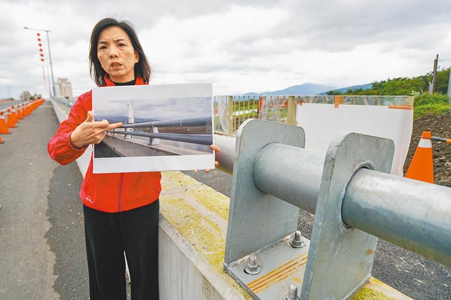 宜兰县议员林丽昨指宜兰桥有安全上的疑虑，骑士如发生事故撞上钢板护栏，反而会造成二次伤害。（李忠一摄）