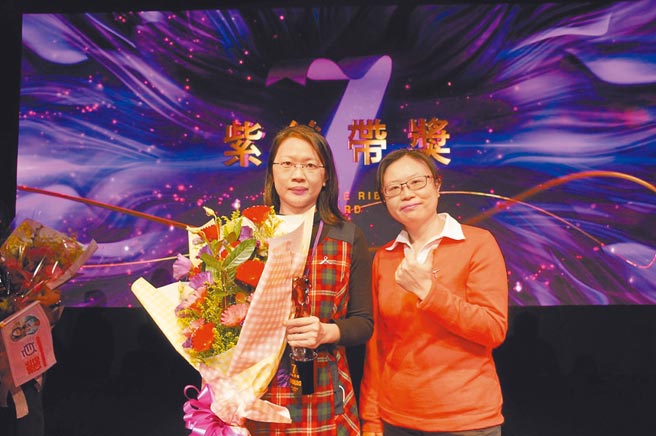 基隆市建德國中輔導老師鄭楓如(左)協助受虐學童走出陰霾，受衛福部肯定，獲2020年紫絲帶獎。（老師鄭楓如提供／陳彩玲基隆傳真）
