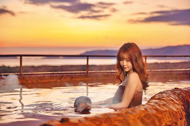 霸王寒流来袭，新北市知名泡汤景点金山、乌来区陆续涌入人潮。（新北市观光局提供／许哲瑗新北传真）