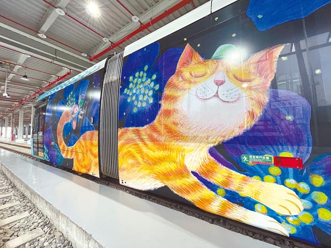 淡海轻轨元旦起将为列车换上「梦想泡泡」及「童话漫游」两款全新彩绘。图为童话漫游。（新北捷运公司提供／叶德正新北传真）