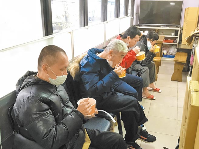 霸王寒流来袭，新北市街友外展中心提供泡麵、咸粥等热食供街友食用。（许哲瑗摄）