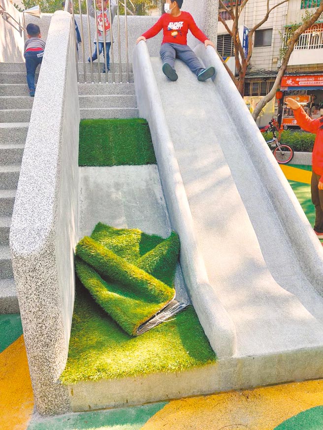 芦洲永康公园游具25日才刚启用，就被家长发现多项设施损坏，交通局表示，目前已修復游具。（翻摄自脸书社团「我是芦洲人」／戴上容新北传真）