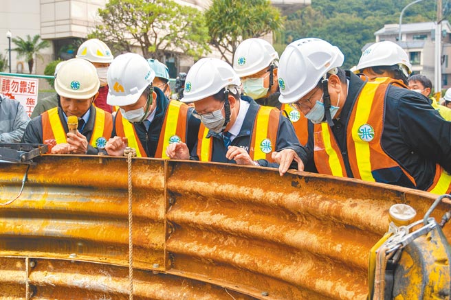 新竹市长林智坚乐观表示，备援管线工程进度极快，相信能大幅趋缓大新竹地区供水压力。图为新竹县长杨文科（右起）、桃园市长郑文灿、新竹市长林智坚，30日一同视察「桃园─新竹备援管线工程进度」。（黄婉婷摄）