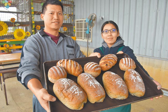 南庄青农陈裕夫夫妇特别手作北横公路通车纪念麵包，上面写有「北横」、「平安」字样来祈求通车平安。（谢明俊摄）