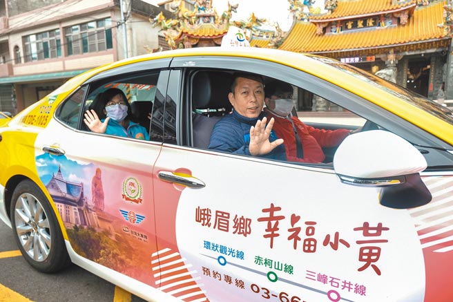 峨眉乡将有「幸福小黄」，乡长王增忠（前）和县府秘书长陈季媛（后）试乘。（罗浚滨摄）