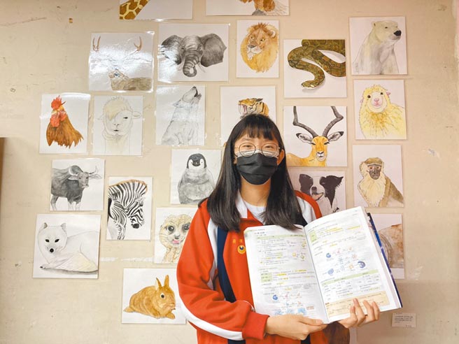 楊理涵不畏家貧，靠自身努力考取台大動物科學技術系，一圓動物保育夢。（黃婉婷攝）