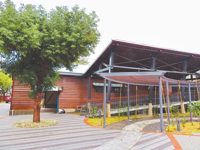 彰化市公所打造户羽机关园区，扩大扇形车库旅游腹地，作为铁道故事馆。（吴敏菁摄）