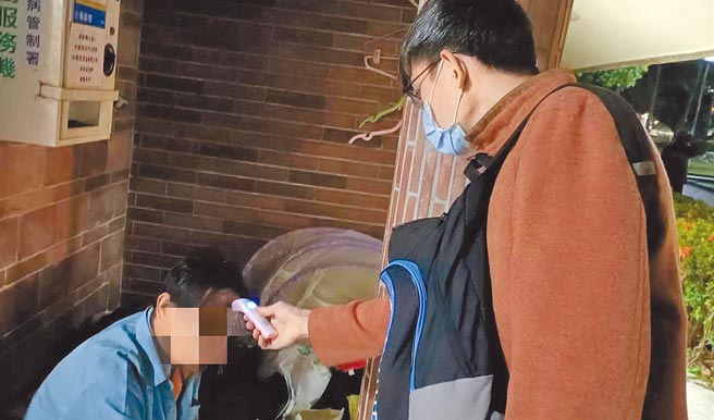 寒流来袭，台中市社会局人员帮露宿在外的街友量测体温，也引导到救助站避免低温受冻。（台中市府提供／卢金足台中传真）