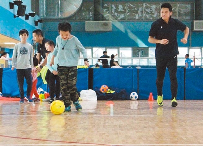 财团法人罕见疾病基金会为罕病患者组成表演工作坊、球队、合唱团等，让罕病患者能发挥长才，活出生命的精彩。（财团法人罕见疾病基金会提供／李宜杰台南传真）