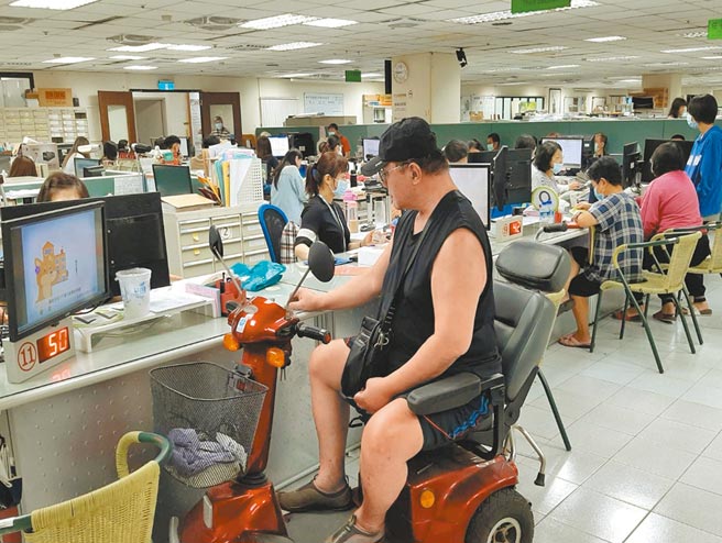 今年8月申请高雄市住宅租金补贴的民眾注意了，最快从12月31日起，就能领取每月最高3200元的租金补贴款。图为民眾申请住宅租金补贴情形。（高雄市都发局提供／林瑞益高雄传真）