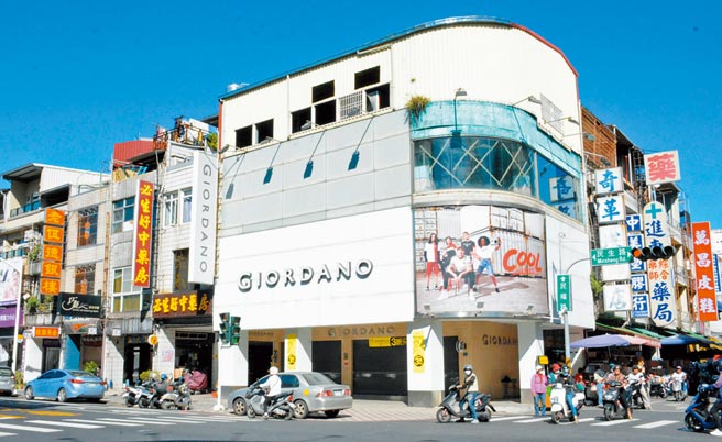 位於屏東市民生路與民權路口的佐丹奴服飾店，已連續28年蟬聯屏東地王。（林和生攝）