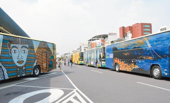 屏縣府為推廣旅遊並減少冬季空汙，推出搭乘公車銅板價，還有機會抽中iPhone手機。（林和生攝）