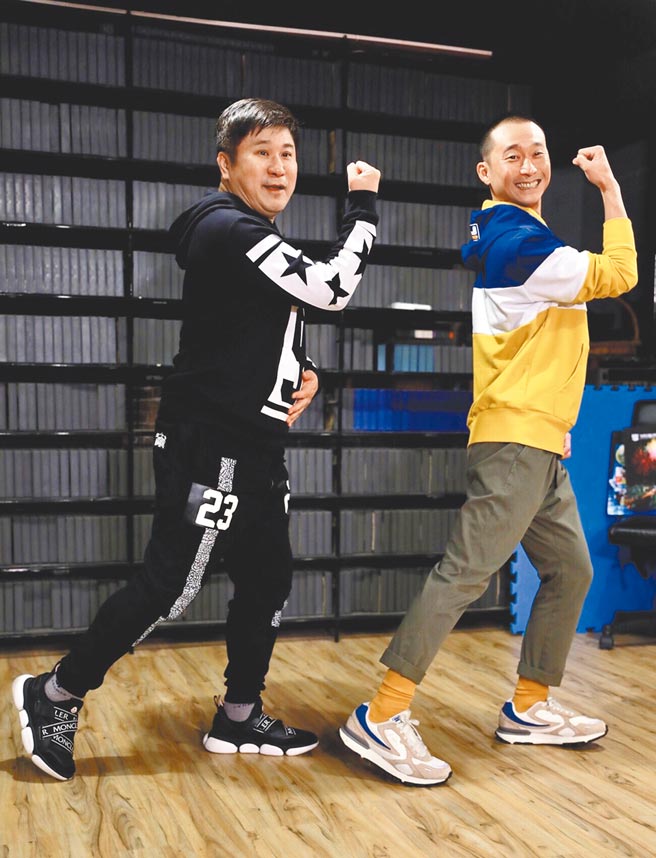 胡瓜（左）、浩子昨卖力练舞。（民视提供）