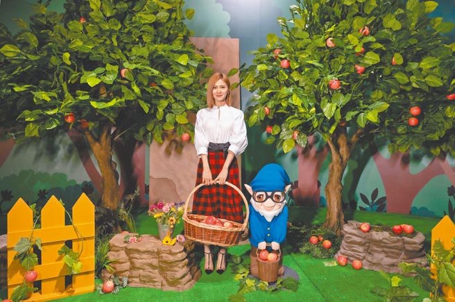 蔡黄汝昨观赏「格林童话-白雪公主与七矮人特展」。（宽宏艺术提供）