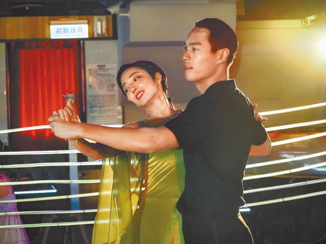 桂纶镁（左）和杨佑寧在《腿》中饰演国标舞舞者。（甲上娱乐提供）