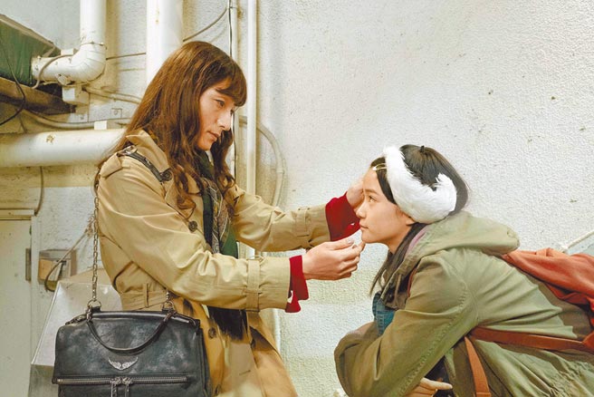 草彅剛（左）新片《午夜天鵝》扮演跨性別者。（天馬行空提供）