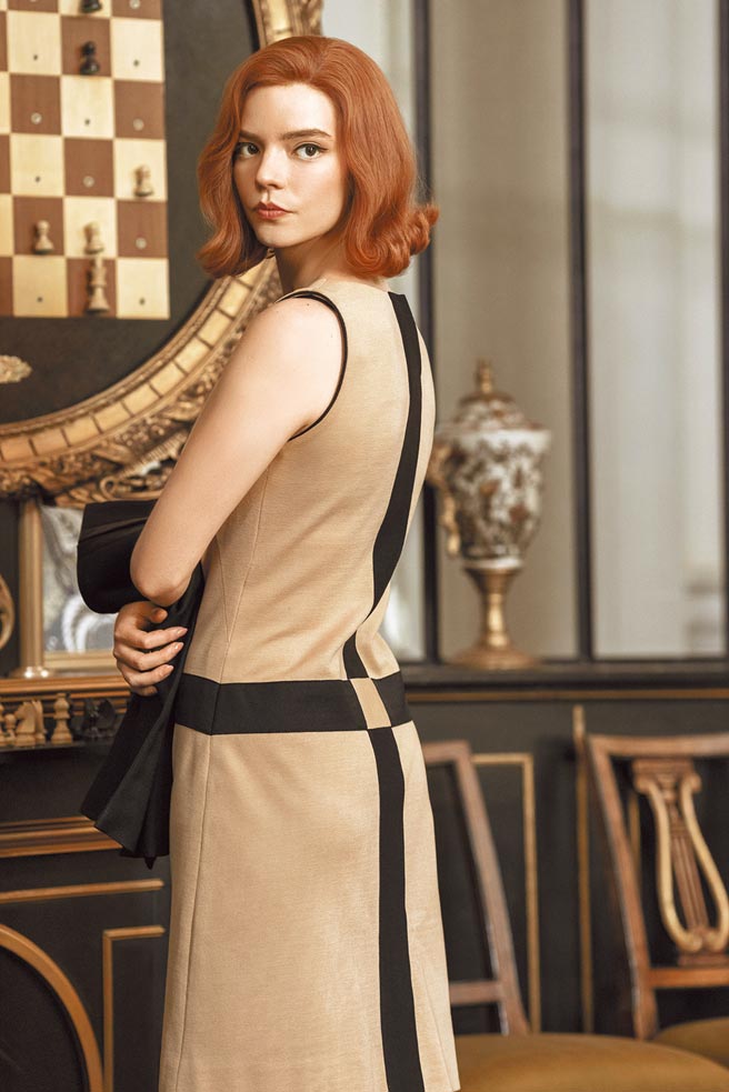 近日大红神剧《后翼弃兵》中的女主角贝丝Beth服装风格也完整拷贝60年代，该剧服装师表示在巴黎锦标赛上穿的那件洋装是他的最爱，几乎像是一件皮尔卡登Pierre Cardin的洋装一般，充满了復刻的优雅感。（翻摄自金球奖网站）