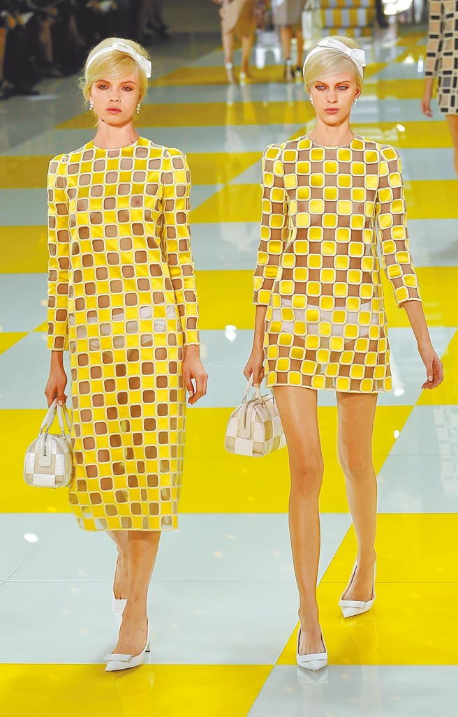 皮尔卡登先生的60年代风格太过强烈，许多设计师也以此为蓝本向他致敬，图为Louis Vuitton前设计师Marc Jacobs 2013春夏作品。（美联社）